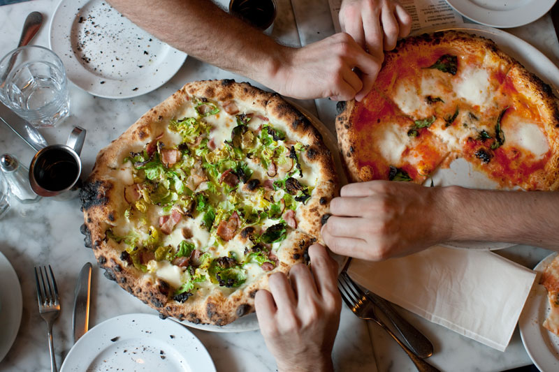 Vänner delar på pizza
