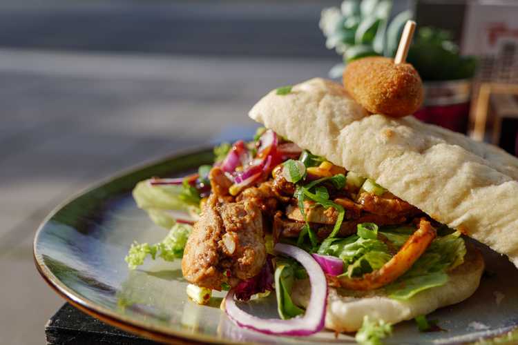 Kebabrulle på en tallrik